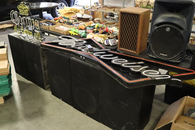 Item Image for Games - Decor - Pallet of LP's - Pizza - Kitchen Equipment - Tap Handle Collection