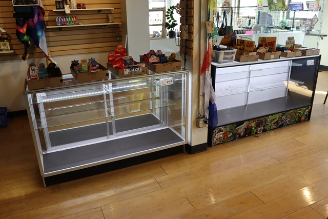 Item Image for Retail store with inventory and displays