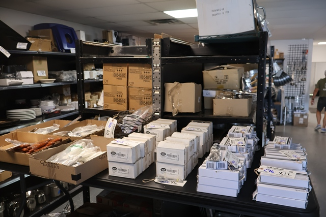 Item Image for Brand new small wares! Over 650 total lots!