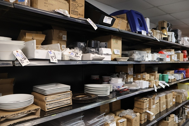 Item Image for Brand new small wares! Over 650 total lots!