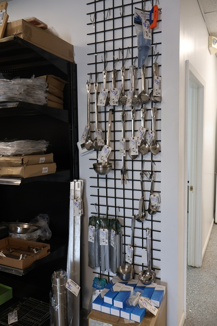 Item Image for Brand new small wares! Over 650 total lots!