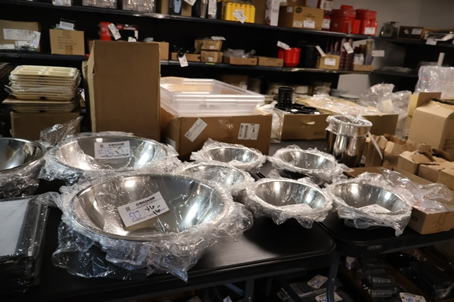 Item Image for Brand new small wares! Over 650 total lots!