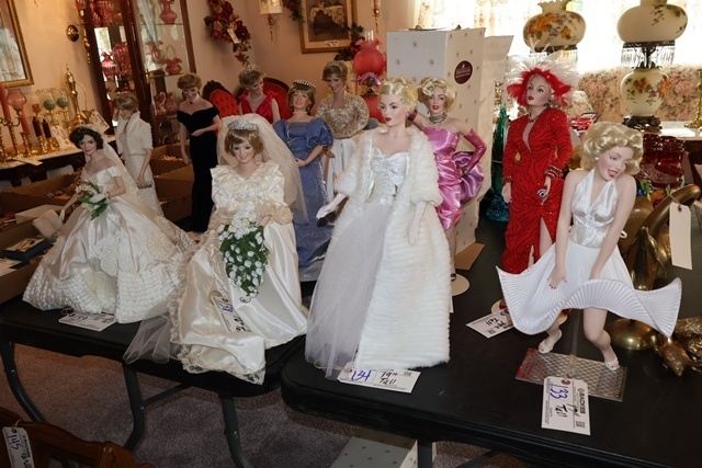 Item Image for Hummels/Goebel - Barbie - Princess Diana - Furniture