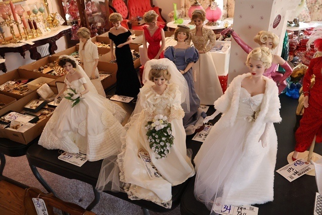 Item Image for Hummels/Goebel - Barbie - Princess Diana - Furniture