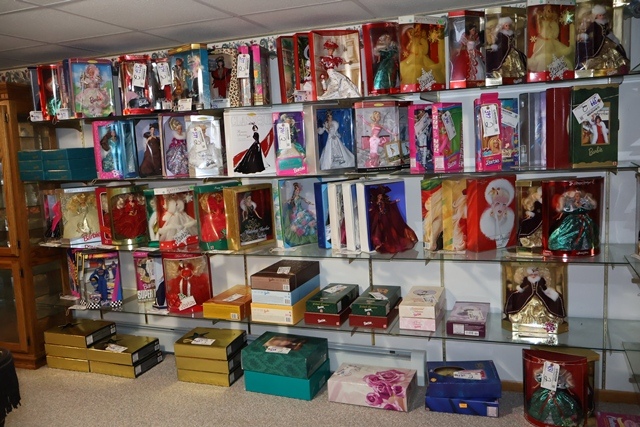 Item Image for Hummels/Goebel - Barbie - Princess Diana - Furniture