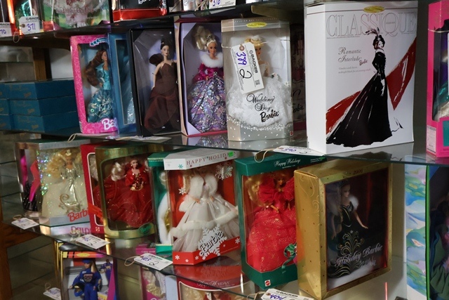 Item Image for Hummels/Goebel - Barbie - Princess Diana - Furniture