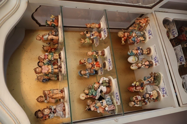 Item Image for Hummels/Goebel - Barbie - Princess Diana - Furniture