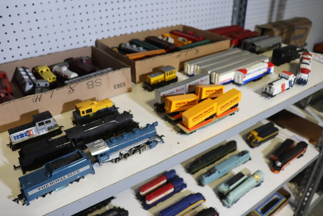 Sold at Auction: Life Like HO scale trains in boxes