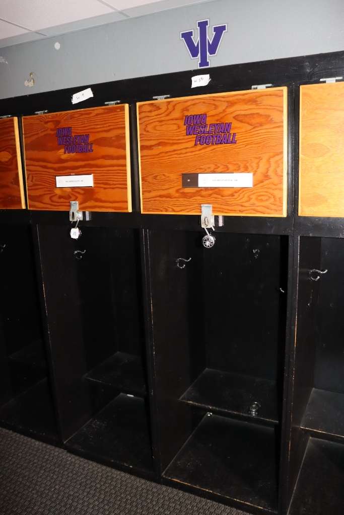 Item Image for Shop - Vehicles - Old Gym/Baseball/Football Lockers - 2005 Dormitory