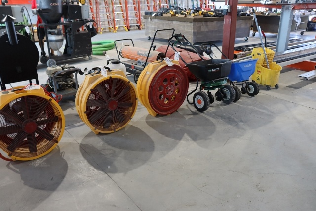 Y-1400 Rubbermaid Stock Tank + Heater - Pickett Auction Service